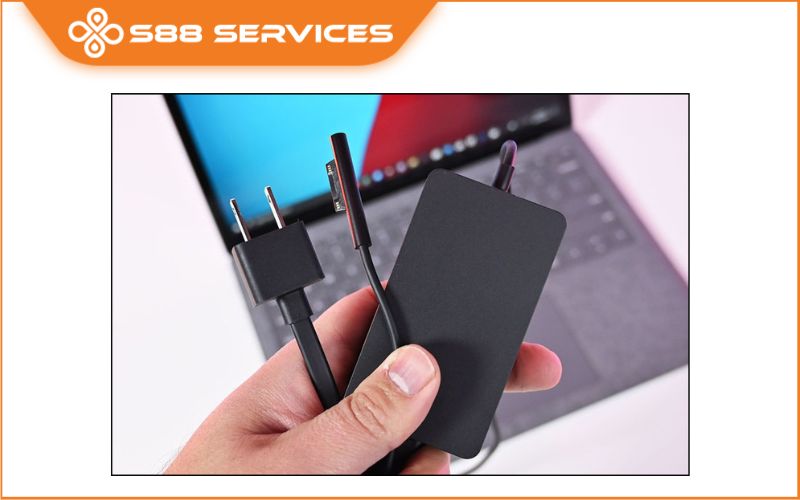 Vừa sạc vừa dùng laptop có bị chai pin không? Giải đáp chi tiết