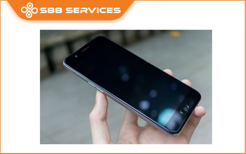 Màn hình điện thoại bị đen nhưng vẫn chạy iPhone có tự hết không?