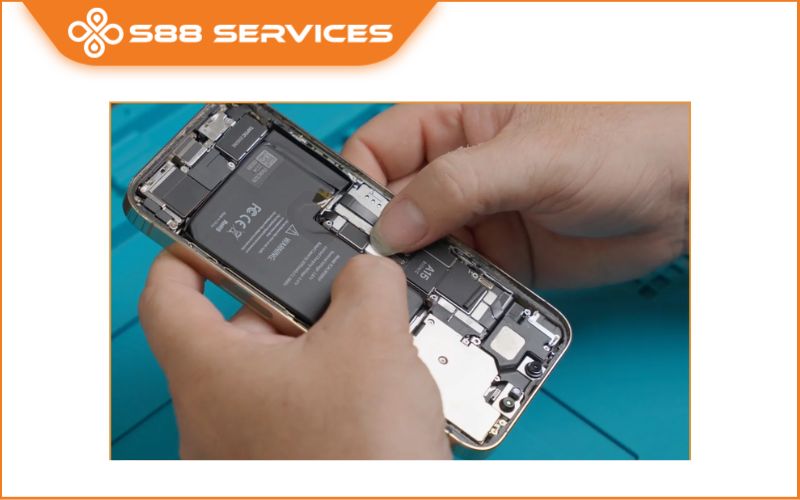 Giá thay pin điện thoại bao nhiêu tiền? Cập nhật mới nhất 2026