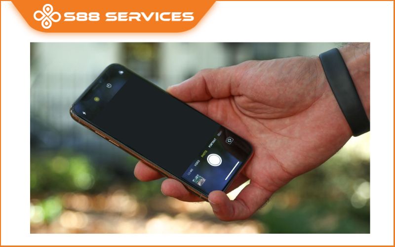 Camera điện thoại bị đen nhưng máy vẫn hoạt động? Đừng vội thay camera mới