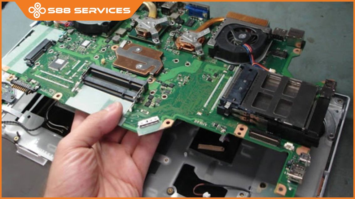Tại sao laptop sáng đèn nhưng không lên màn hình? Cách xử lý như thế nào?