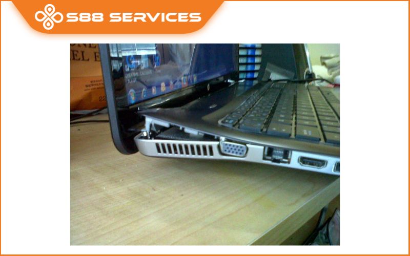 Sửa - Thay bản lề laptop Dell giá rẻ: Cứu máy ngay trước khi quá muộn