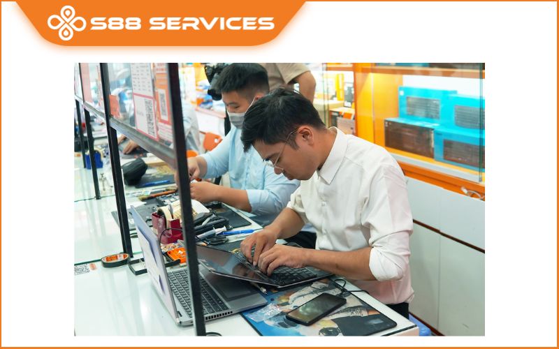 Bản lề laptop bị cứng đừng cố gập - Hỏng màn hình lúc nào không hay!